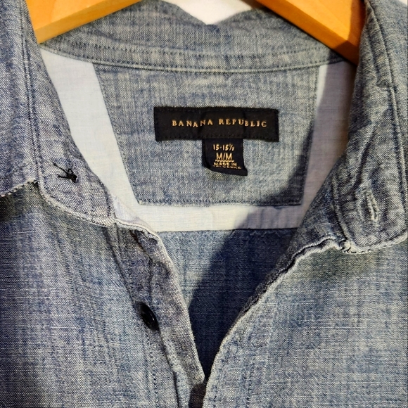 Banana Republic Men's Casual Button Down Shirt in Blue Jeans Color - Picture 6 of 12